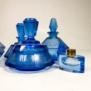 Conjunto de 6 Perfumeros y Polveras de Vidrio Azul Vintage - imagen 4