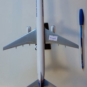 Maqueta Avión Boeing 757-300 Plástica Escala 1/200 con Base - imagen 4