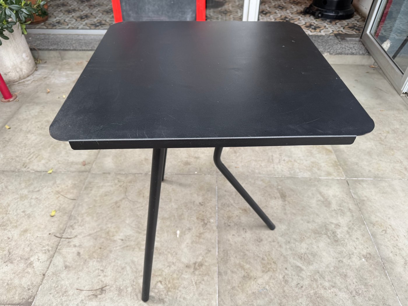 Lote #002 – Mesa de metal plegable – 60x60x72cm