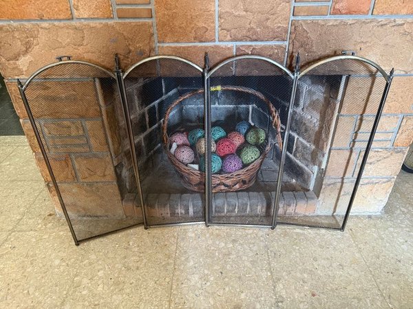 Pantalla de chimenea y cesta de malla
