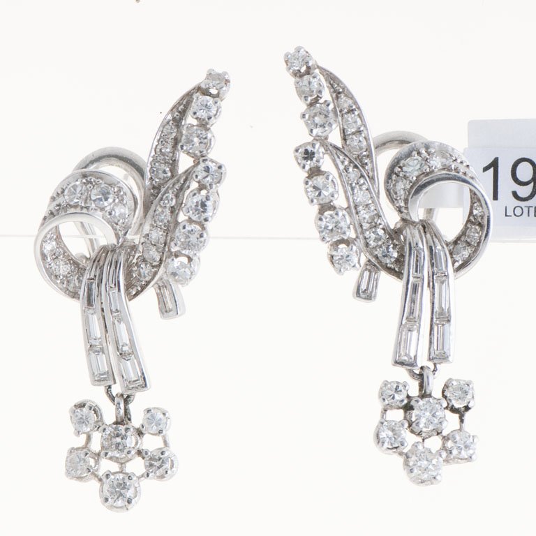 Lote anterior: Pare de aretes de oro gris con brillantes