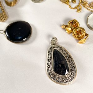 Lote de Bijouterie Variada: Collares, Pulseras y Relojes - imagen 2