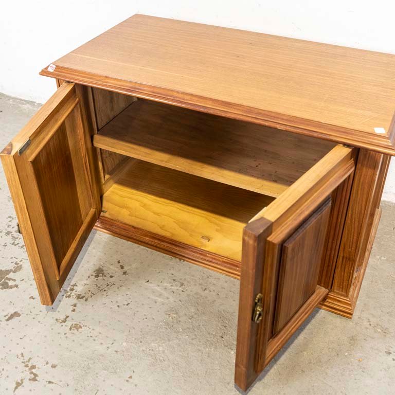 Mueble bajo de dos puertas para decorar tu hogar - imagen 3