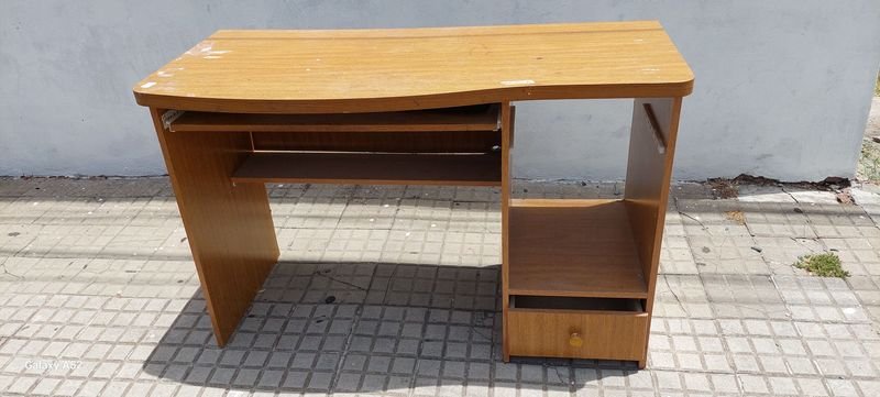 Lote anterior: Escritorio de madera con diseño antiguo
