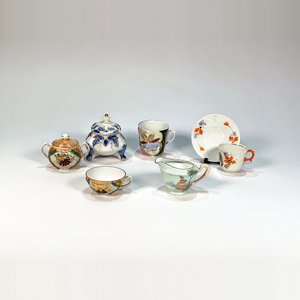 Set de 7 Piezas de Loza y Porcelana: Lechera Verde, Tazas y Azucarero Isabelino - imagen 2
