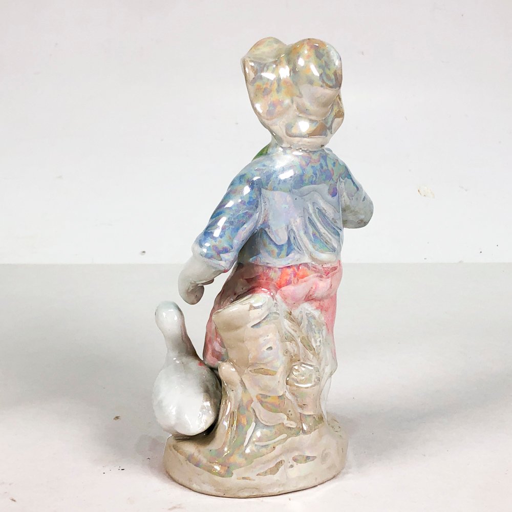 Figura en porcelana de dama brillante con pato - imagen 4
