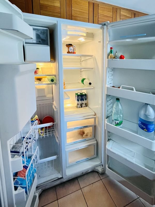 Gran heladera marca White Westinghouse con freezer 2 puertas - imagen 2