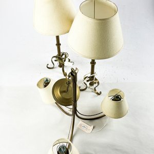 Tres piezas en metal dorado con pantallas, lamparas de sobremesa 54 cm y araña 3 luces 42x41 - imagen 2