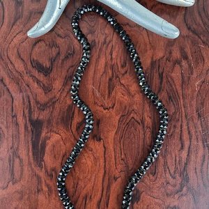 Collar de Piedras Negras Facetadas con Cierre Dorado - imagen 1