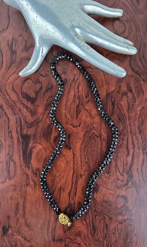 Collar de Piedras Negras Facetadas con Cierre Dorado