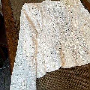Blazer Blanco Talle S con Broderie y Botón de Nácar - imagen 3