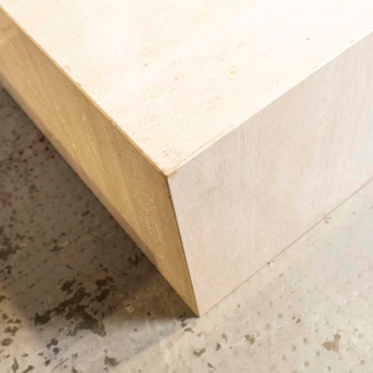 Mesa de living en mármol travertino con detalles en las aristas - imagen 2