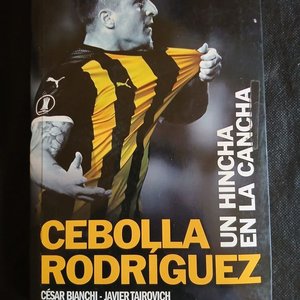 Lote siguiente: Libro "Cebolla Rodríguez: Un hincha en la cancha" Biografía Editorial Aguilar