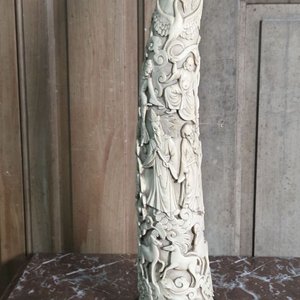 Colmillo Oriental Tallado en Pasta con Escenas Religiosas y Animales, 44 cm - imagen 4