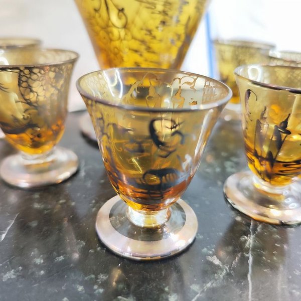Licorera antigua con tapón y vasitos de cristal - imagen 2