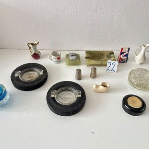 Lote de Adornos Varios: Ceniceros de Alabastro y Ruedas, Tazas y Más - imagen 4