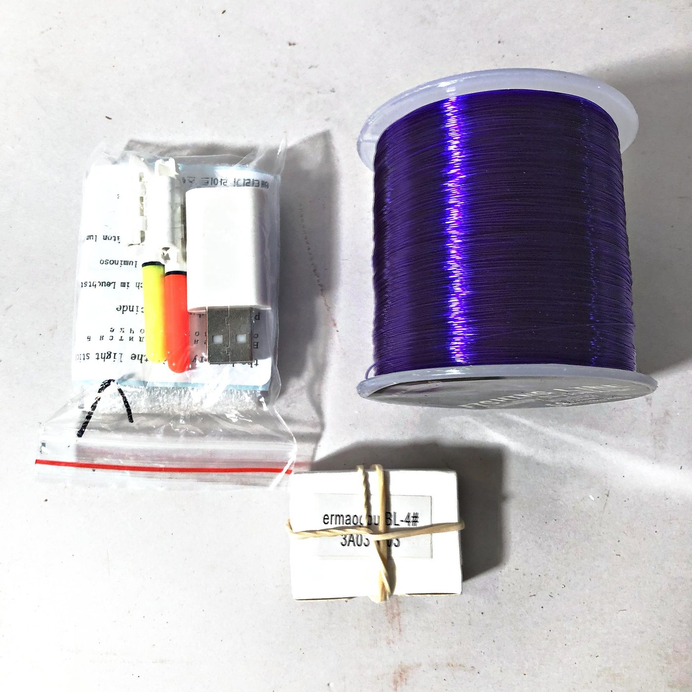 Kit de Pesca: Tanza, Anzuelos y Boya Luminosa con Carga USB