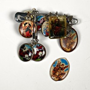 Lote de Doce Medallitas Religiosas con Broche - imagen 2