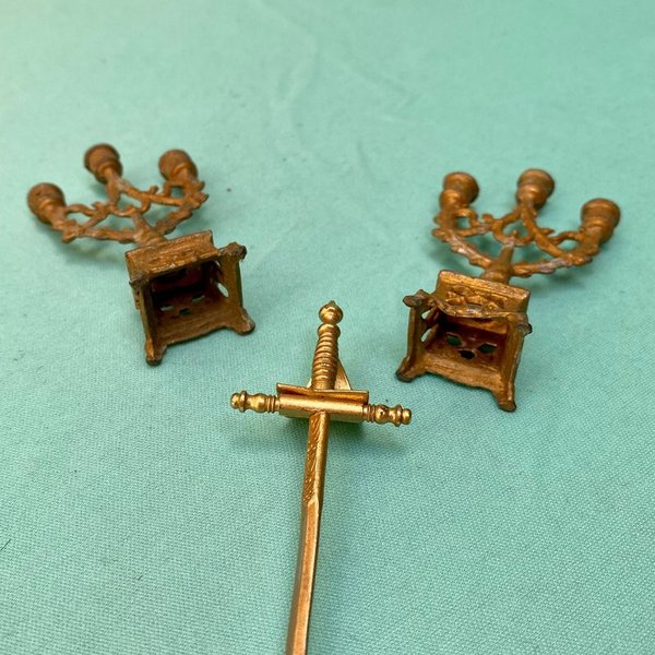 Lotes de candelabros y abrecartas antiguos de bronce - imagen 3