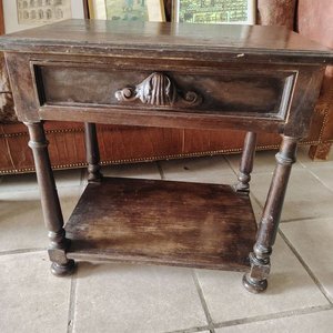 Lote anterior: Mesa de Luz Antigua de Madera Maciza con Cajón y Estante