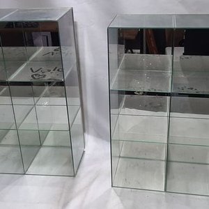 Lote anterior: 2 Exhibidores de Vidrio con 9 Espacios Cada Uno