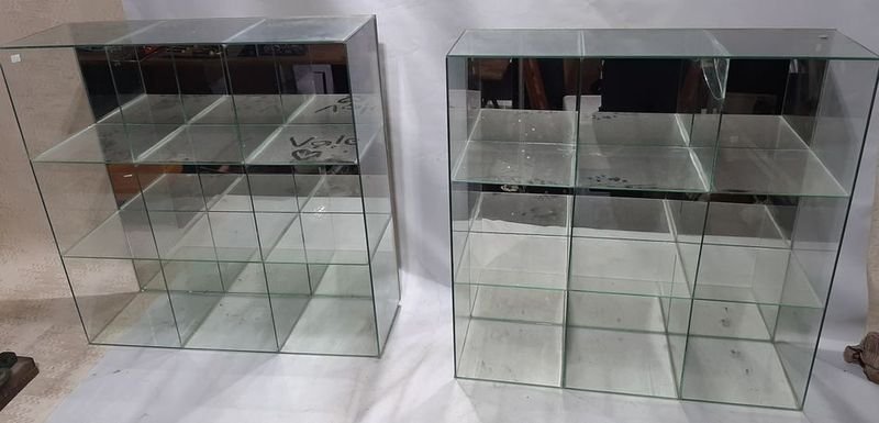 2 Exhibidores de Vidrio con 9 Espacios Cada Uno