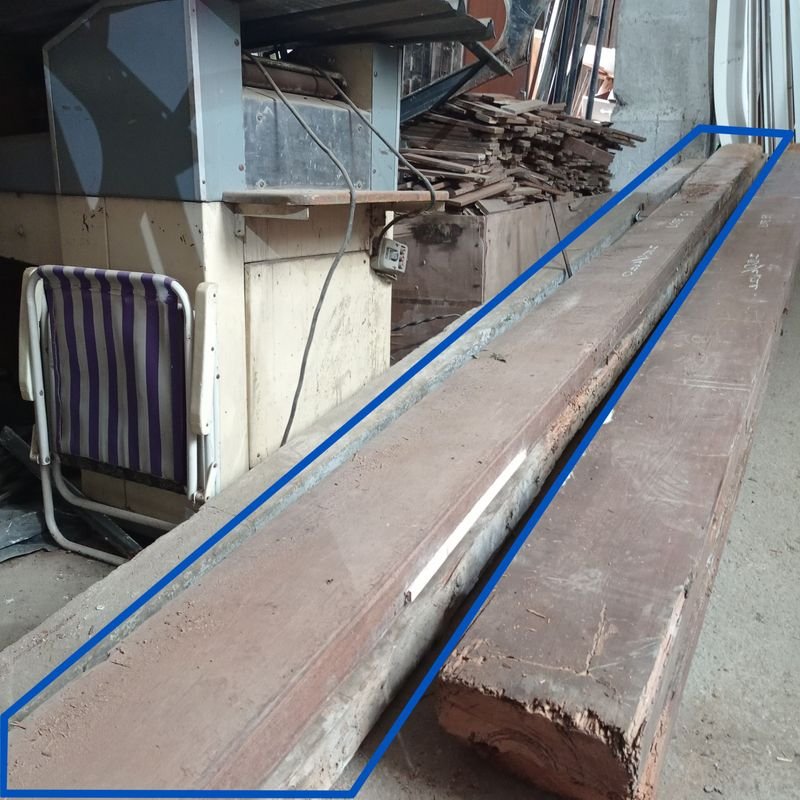 Lote siguiente: Dos tirantes de pinotea con rastros de polilla para decoración