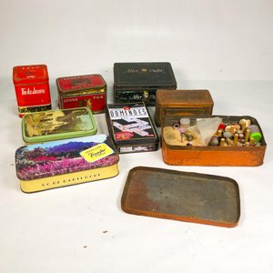 Lote siguiente: Lote de Latas Vintage de Galletas, Té y Tornillos
