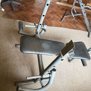 Banco de Pesas Multifuncional Gris con Respaldo y Asiento Acolchado - imagen 5
