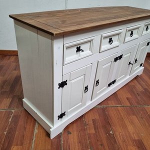 L 969 - Importante aparador o cómoda auxiliar en madera, con sobre de madera veteada en tono natural y estructura lacada en blanco, con herrajes de forja en negro (Medidas 148x44x76cm) - imagen 3