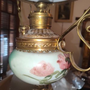 Lámpara Quinqué Antigua de Bronce con Vidrio Opalino Pintado a Mano - imagen 5