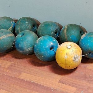 Lote anterior: Lote de 8 Flotadores Esféricos en Tonos Azules, Verdes y Amarillo con Desgaste
