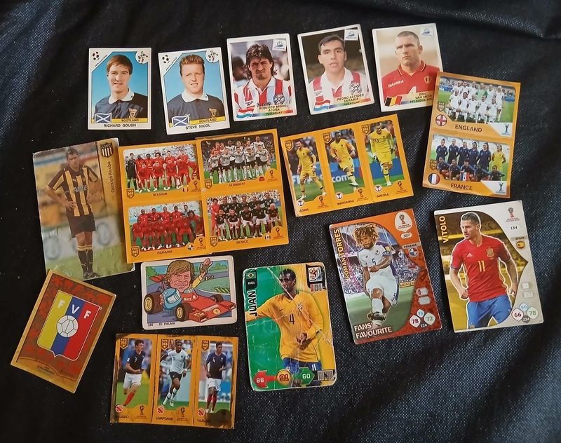 Lote de 16 Figuritas y Stickers de Colección Mundial y Clubes