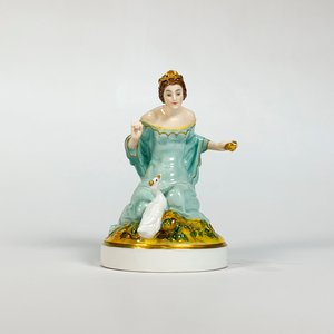 Lote siguiente: Figura de Porcelana Bavaria Dama con Cisne, Vestido Verde