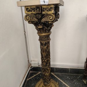 Pedestal de Mármol con Detalles Ornamentales Dorados - imagen 3