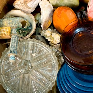 Lote de Vajilla y Objetos Decorativos: Fuentes, Tazas, Platos y Caracolas - imagen 5