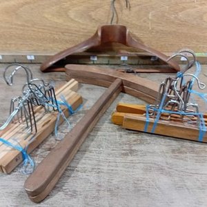Lote anterior: Lote de Perchas Vintage de Madera: Para Pantalones, Chaquetas y Perramus