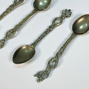 Seis Cucharitas de Metal para Café con Cabo Labrado y Decoración de Querubines - imagen 3