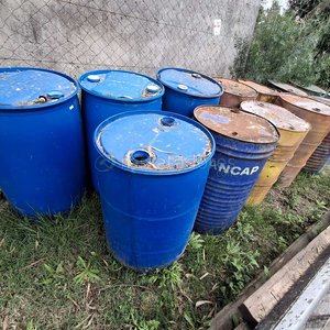 Lote de Barriles Metálicos y Madera para Reciclaje o Proyectos - imagen 1