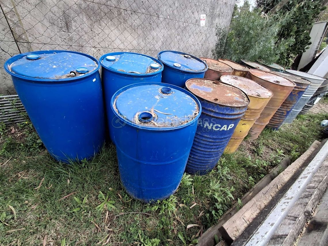 Lote de Barriles Metálicos y Madera para Reciclaje o Proyectos