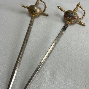 Dos Abrecartas Estilo Espada Española con Detalles Dorados y Esmaltados - imagen 1