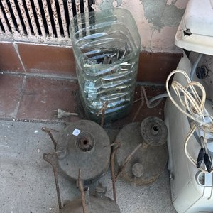 Lote siguiente: Lote de 3 lámparas a querosén antiguas y ganchos