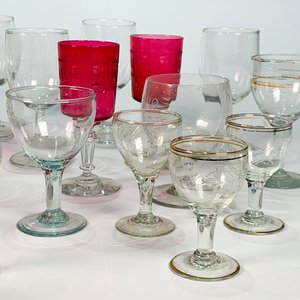 Veintiocho Copas de Vidrio Rubí y Hialinas para Vino y Licor - imagen 2