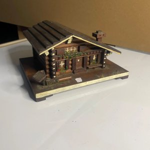Caja Musical de Madera Estilo Cabaña Alpina con Compartimento Interior - imagen 3
