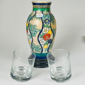 Florero de cerámica con decoración floral y dos vasos de whisky Johnnie Walker - imagen 2