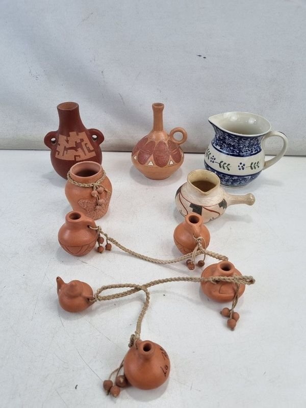 L 009 - Varias Piezas - Atractivo lote de miniaturas de barro decoradas con motivos etnicos, junto a jarra en ceramica esmaltada con diseño floral en azul - imagen 1
