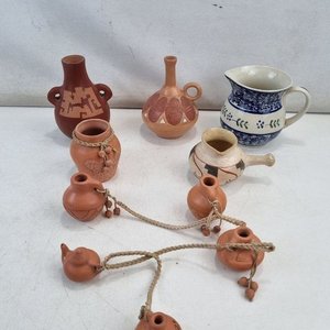 L 009 - Varias Piezas - Atractivo lote de miniaturas de barro decoradas con motivos etnicos, junto a jarra en ceramica esmaltada con diseño floral en azul - imagen 1