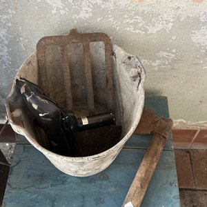 Lote anterior: Baúl de madera con herramientas antiguas