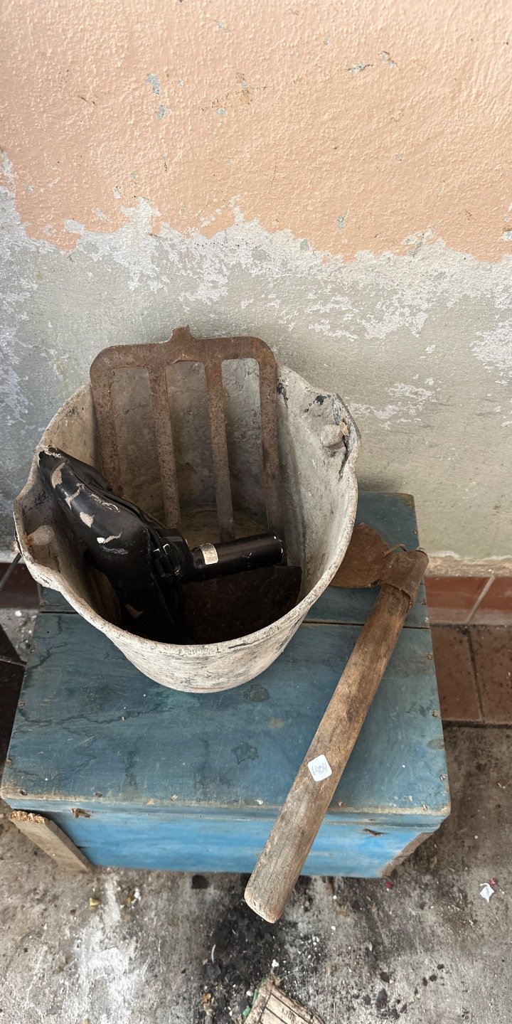 Baúl de madera con herramientas antiguas