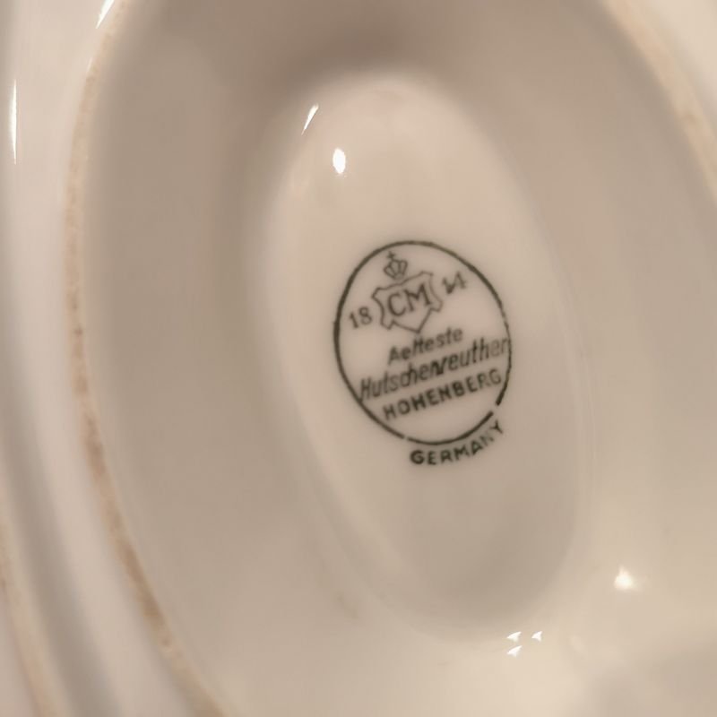 Monumental set hipercompleto de 114 piezas en inmaculado estado, de lo mejor de la porcelana alemana Hutschenreuther para 12 personas, pero viene con 24 platos de mesa de 24 cms, 12 hondos de 24 cms también, 12 de postre o entrada de 19 cms, sopera, tarrina, 2 ensaladeras, 7 fuentes (3 ovaladas, 2 redondas y 2 cuadradas, de diferentes tamaños), salsera, dulcera o mantequera, 2 copetineros, lechera, azucarero, tetera, 12 tazas y platillos de café y 12 tacitas de café con sus respectivos platitos. Lo único que parecería faltar es la cafetera. A simple vista todo está inmaculado, salvo 2 de los 24 platos grandes, donde uno está restaurado y el otro presenta una mínima fisura superficial, una mínima fisura en uno de los copetineros, y un mínimo chip en el borde del azucarero. El precio es por todo el lote. NO SE ENVÍA NI SE EMBALA. - imagen 18